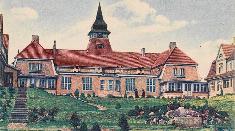 Die Rückansicht  des Koesterheims zeigt, dass es hinter dem Gebäude einen schönen Garten gab. Die historischen Aufnahmen stammen aus den Jahren um 1917.