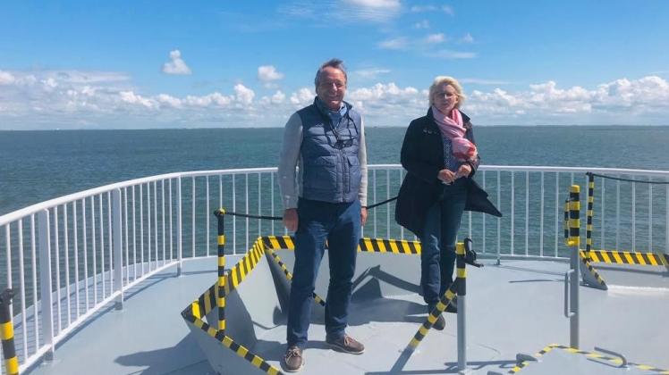 Der Sylter Unternehmer Sven Paulsen konnte der Bundestagsabgeordneten Astrid Damerow bereits das Expeditionsschiff "Quest" kurz vor der ersten Reise präsentieren. 