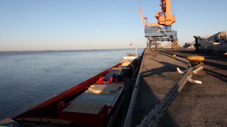 Im Elbehafen wird zuweilen spezielle Ladung umgeschlagen, etwa besonders schwere Güter oder Flüssigerdgas (LNG). Auch dafür ist die Hafenbehörde verantwortlich. 