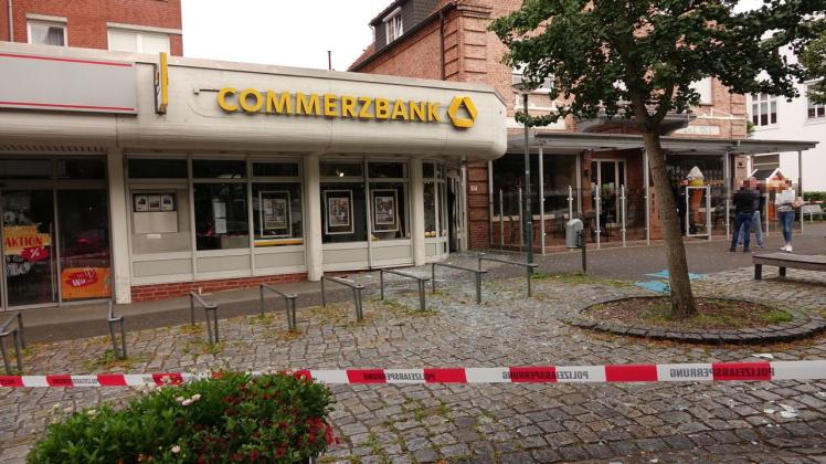 Scherben auf dem Boden vor einer Commerzbank-Filiale in Bad Bramstedt.