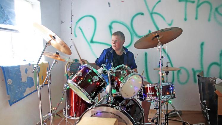 Im Schuppen zu Hause hat Florian sein Reich, vor allem sein Musik-Reich. Hier übt und spielt er unter anderem Schlagzeug. 