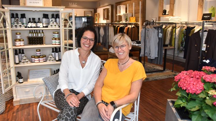 „Hygge 14“: Sylke Becker (rechts) öffnet heute ihr Geschäft mit Mitarbeiterin Carolin Oesinghaus in der Königstraße.