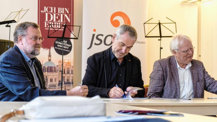 Die Absichtserklärung ist unterzeichnet: Prof. Dr. Winfried Melcher und Joachim Brenncke vom Schweriner Welterbeverein sowie Volker Ahmels, Direktor des Konservatoriums Schwerin, setzen ihre Unterschriften unter den Vertrag.