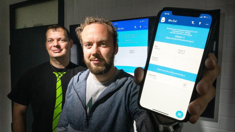Christian Feddersen, Gründer der Digitalregister GmbH (links) und Simon Hansen, Gesellschafter und Softwareentwickler, haben die App entwickelt.