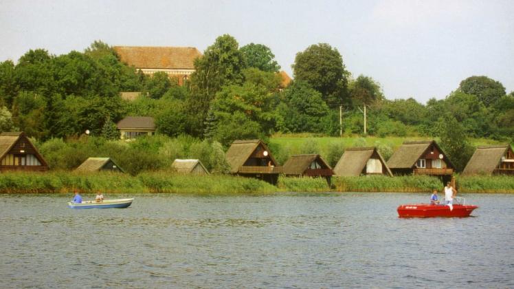 Hohen Viecheln mit Kirche – vom See aus gesehen. Der Ort am Nordufer des Schweriner Außensees ist Ausgangs- und Zielpunkt der Wandertour.