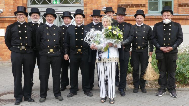 Mit Geschenken in den Ruhestand: Zehn Schornsteinfeger aus dem Landkreis dankten Karen Lauckner bei der Verabschiedung für ihren Einsatz. 