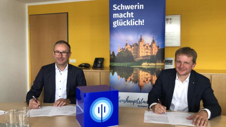 Erklärung unterzeichnet: Deutsche Funkturm-Chef Bruno Jacobfeuerborn und OB Rico Badenschier (r.).
