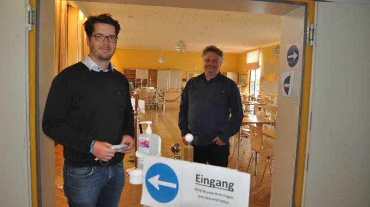 Jugendhof-Direktor Karsten Biermann (l.) und sein Stellvertreter Ingo Mertins prüfen den Eingang zum umgestalteten Speisesaal im Wallrothaus. 