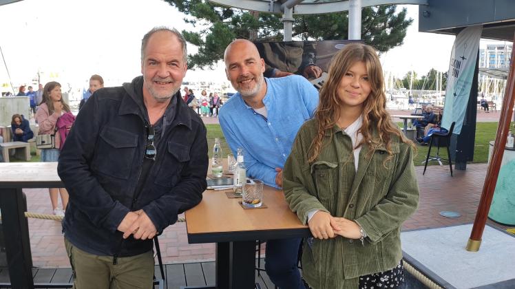Gastgeber York Lange (hinten) begrüßte am vergangenen Donnerstag TV-Kommissar Marek Erhardt (links) und seine Tochter Marla (rechts), die als Jungschauspielerin ebenfalls bei SOKO Hamburg dabei ist, zur 15. Episode des sh:z DamplandTALKs.