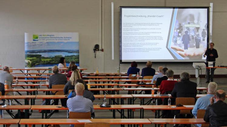 Unter Einhaltung der Abstandregelungen folgen die Sitzungsteilnehmer den Ausführungen von Ulrich Bähr bei der Vorstellung des Projekts „Wandel-Coach“. 