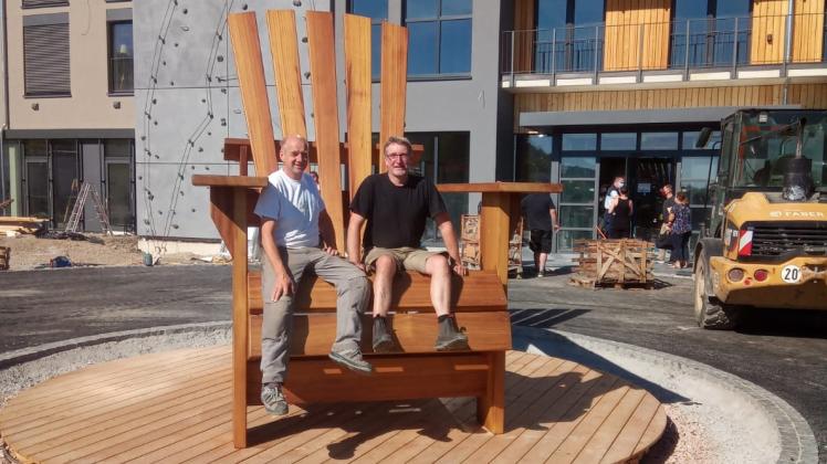Den drei Meter hohen Holzstuhl haben Meik Kröger (links) und Jan-Markus Göbel innerhalb von zwei Stunden aufgebaut.