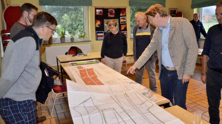 René Nissen und Jes Jessen (r.), Unternehmer der „Wattmanufactur“ Osterhof, stellten den Lottorfer Gemeindevertretern die Pläne des geplanten Solarparks in der jüngsten Sitzung vor. 