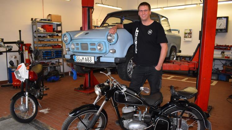 Der Trabant gehört Thomas Ullrich: Er hat ihn mit einem Wartburg-Motor ausgestattet. Privat fährt der 2,06 Meter große Ullrich aber eine alte Harley Davidson aus Polizeibeständen. 