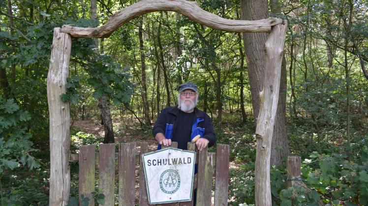 Naturschützer Jürgen Prahl vom Nabu Elbmarschen fordert den Erhalt des Schulwalds.
