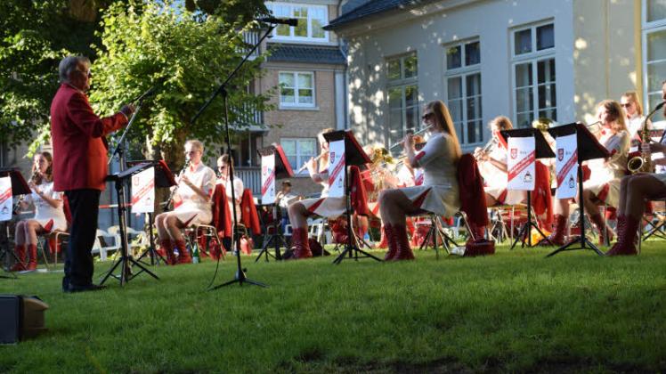 In verkleinerter Besetzung spielte der Mädchen-Musikzug im Park des Caspar-von-Saldern-Hauses. 
