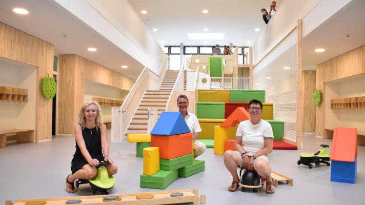 Spielparadies: Dörte Raßmus, Thomas Bergemann und Kirstin Eskildsen (r.) in der Bewegungshalle. 