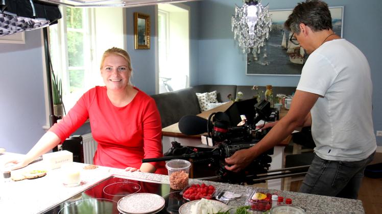 Die erfolgreiche Agrarbloggerin Juli Nissen (32) wurde vom NDR für den Kochwettbewerb „Heimatküche“ nominiert. Für die Filmaufnahmen wurde es, ob der vielen Technik, allerdings für die Bargumerin recht eng am heimischen Herd.  