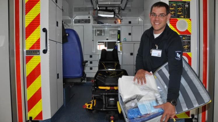 Koffer mit Infektionsschutz-Material sind besonders in Corona-Zeiten wichtig an Bord eines Rettungswagens, sagt Notfallsanitäter Christian Mandel. 