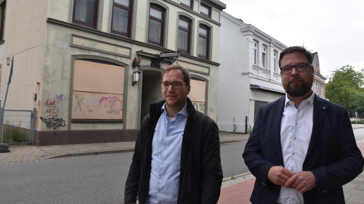 Pascal Mangels (links) und Kristian Smolka in der für sie so wichtigen Straße Vormstegen. Die historischen Stadthäuser müssten unbedingt erhalten werden, die Verwaltung mehr dafür tun.