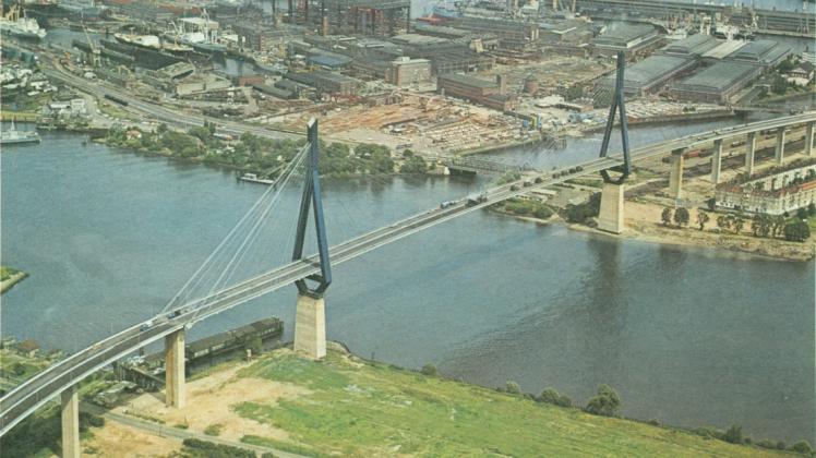 Die gerade fertiggestellte Köhlbrandbrücke im Jahr 1974: Anders als heute hat das umliegende Areal noch große freie und grüne Flächen. 