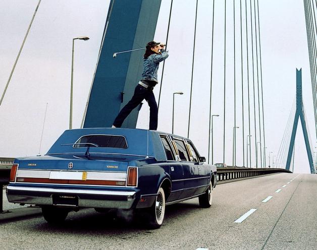 Köhlbrandbrücke als beliebtes und spektakuläres Fotomotiv: 2004 schlug ein Crossgolfer auf dem Dach einer Limousine einen Ball ab.