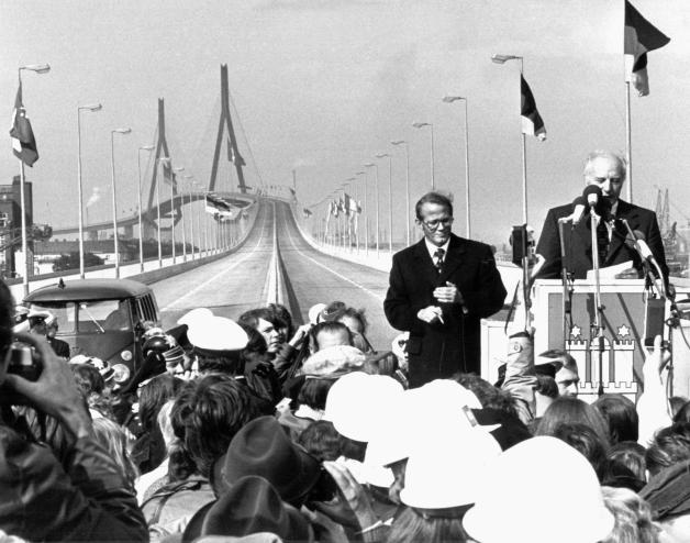 Der damalige Bundespräsident Walter Scheel (am Rednerpult) sprach am 20. September 1974 bei der Einweihungszeremonie.