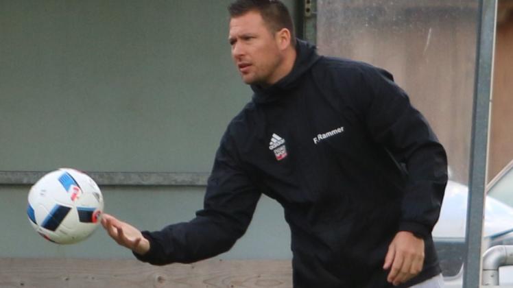 Weiter am Ball in der Verbandsliga West sind Trainer Florian Rammer und die Fußballer des VfR Horst. 