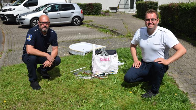 Illegal abgeladener Müll beschäftigt Björn Tesch und Tobias Körner (von links) vom Kommunalen Ordnungsdienst häufig. 
