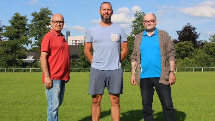 Eingerahmt wird hier der neue Coach Mark Schakulat (Mitte) von den Gencler-Offiziellen Mehmet Karakavak (links, erster Vorsitzender) und Liga-Obmann Dieter Steffens.