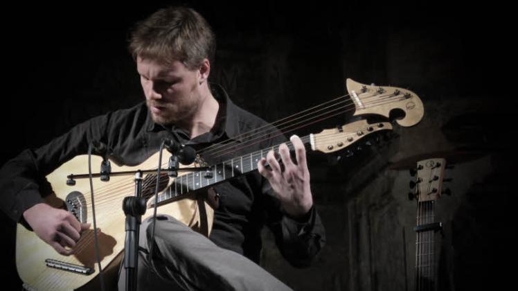 Malte Vief spielt Kompositionen auf fünf verschiedenen Gitarreninstrumenten. 