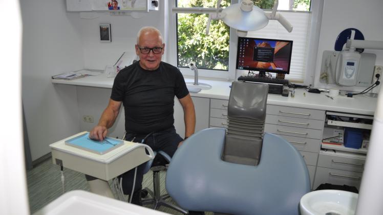 Seit über 40 Jahren für seine Parienten im Einsatz: Dr. Kunkel auf seinem Lieblingsplatz am Patientenstuhl.