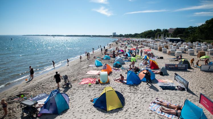 Mit der Strandampel sollen überfüllte Strandabschnitte in Timmendorfer Strand wegen der Corona-Pandemie vermieden werden.