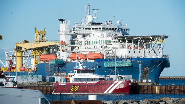 Das russische Verlegeschiff "Akademik Tscherski" liegt im Hafen Mukran auf der Insel Rügen. Mit dem Spezialschiff wird die Pipeline Nord Stream 2 verlegt. 