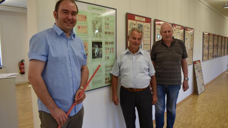 57 Rahmen haben Daniel Piasecki, Eberhard Partzsch und Knut Koltzau (v.l.) für die Briefmarkenausstellung aufgehängt.