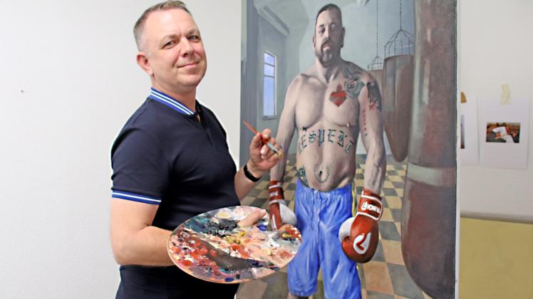 Das Bild „Der Boxer“, hier noch in seinem Atelier, wird ebenfalls dabei sein. 