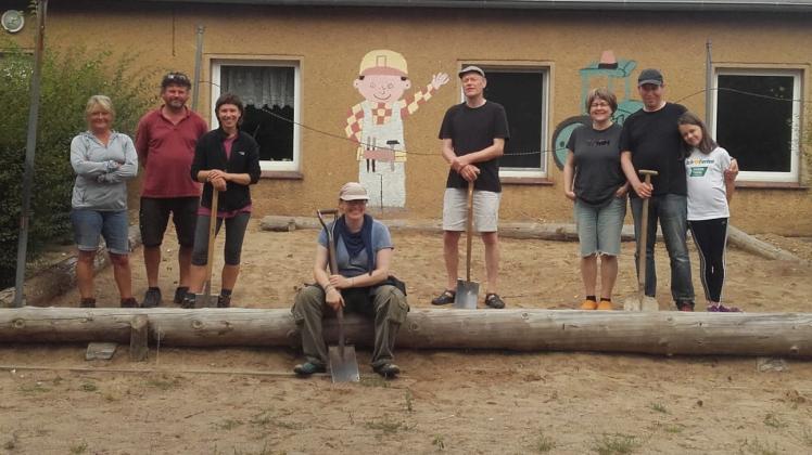 Mitglieder und Unterstützer einer privaten Schulgründungsinitiative bei Aufräumarbeiten auf dem Gelände der ehemaligen Ventschower Kita „Hummelnest“.