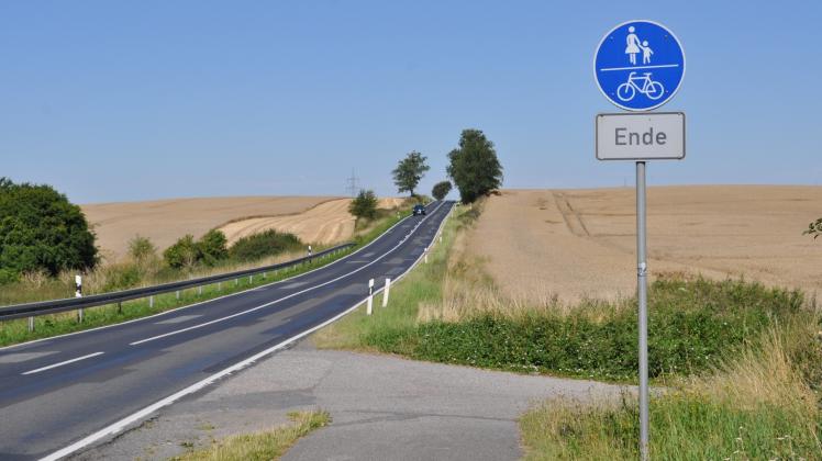Radweg Ende: Hier hinter Schwaan an der L13 soll der neue Weg anknüpfen und sicher nach Ziesendorf leiten. 