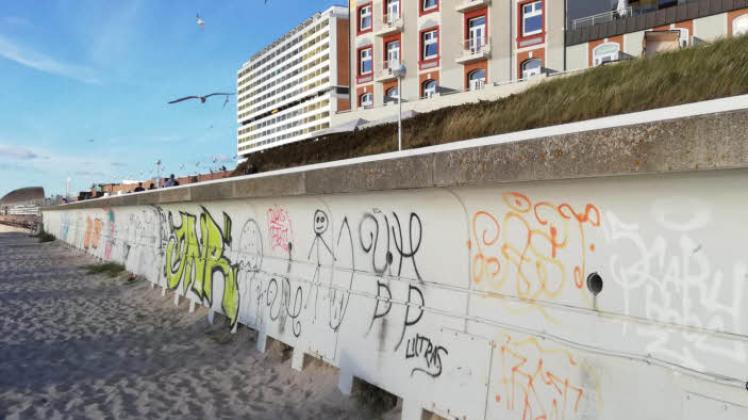 Die Hochwassermauer unterhalb des Hotel Miramar in Westerland wird immer wieder heimlich bemalt. So viele und große Graffiti wie jetzt gab es auf dieser Mauer aber noch nie.