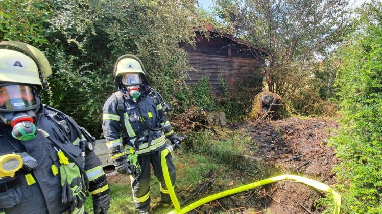 Die Heidgrabener Brandschützer konnten den brennenden Komposthaufen schnell löschen.