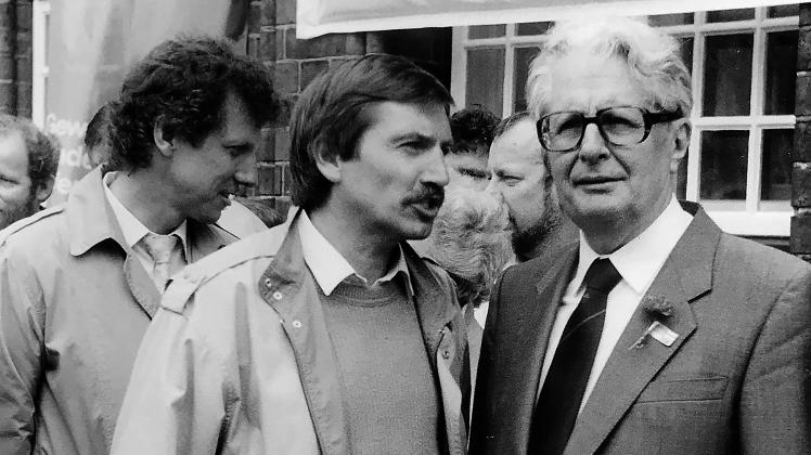 1987: Günter Neugebauer (links) und Hans-Jochen Vogel auf dem Altstädter Markt.