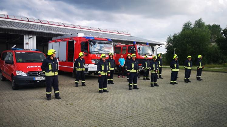 Antreten auf Abstand: Alle 14 Tage treffen sich die Ehrenamtlichen der Freiwilligen Feuerwehr Brüel zur Ausbildung.
