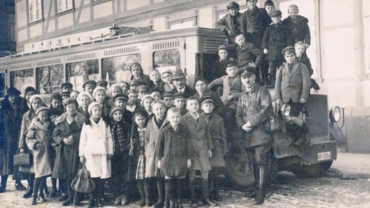 Diese Schulklasse kam am 14. Dezember 1933 von einer Sonderfahrt mit dem geräumigen Büssing zurück.  Repro: Fritz Hoßmann (5) 
