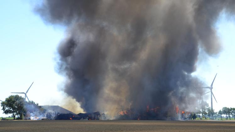 Das Feuer im Karolinenkoog hat auf mehrere Gebäude des Bauernhofs übergegriffen. 
