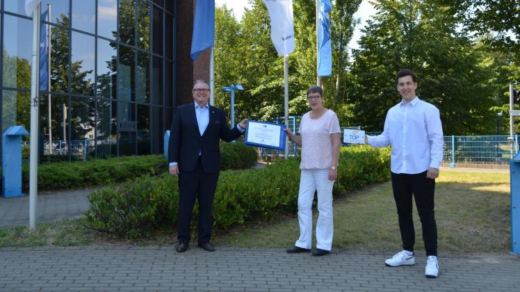 Plakette übergeben: IHK-Hauptgeschäftsführer Siegbert Eisenach überbrachte die Auszeichnung direkt an Personalchefin Astrid Golbs und Azubi Anton Groß (r.).