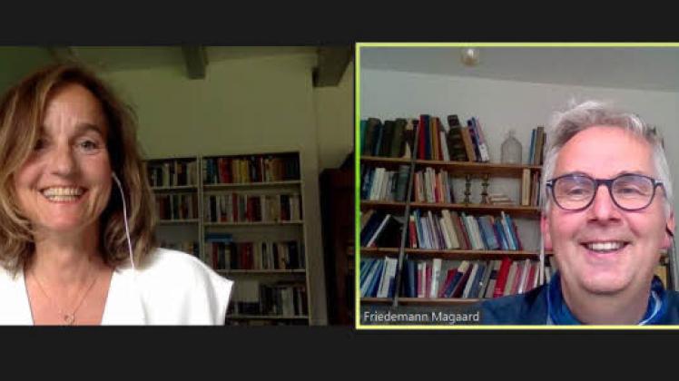 Spaß bei der Arbeit: Susanne Garsoffky und Friedemann Magaard sprechen per Videokonferenz über Gedichte und die Bibel. Das Gespräch nehmen sie live auf. 