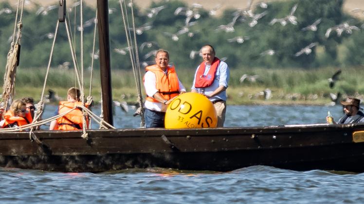 Die gelbe Boje, die hier von Minister Claus Christian Claussen (von links) und Ulf Ickerodt, Leiter des Landesamts für Archäologie, gehalten wird, soll noch vor dem Winter wieder eingeholt werden.