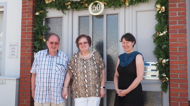 Gudrun und Uwe Husmann gratulierte auch Pastorin Catharina Klein von der Erlöserkirchengemeinde Uetersen. 