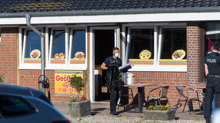 Ein Beamter der Bundespolizei vor dem Pizzadienst.