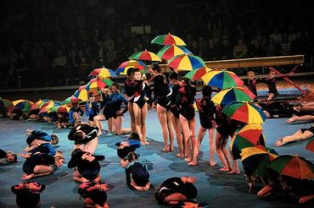 Mit einem Regenbogen-Schaubild entzückten 120 junge Turnerinnen des Kreisturnverbandes Plön das Publikum.  Foto: Vaquette