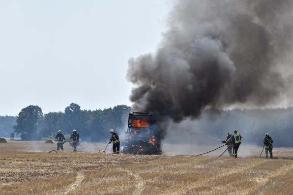 August: Während der Sommermonate mussten die Feuerwehren im Schweriner Umland häufig auf die Felder ausrücken. Grund waren immer wieder landwirtschaftliche Geräte, di ein Brand gerieten.